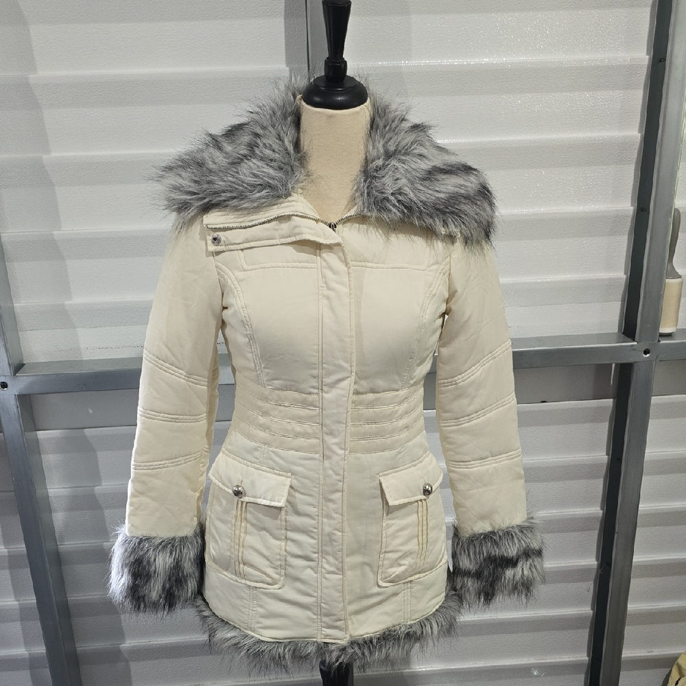 2B Bebe Cream Puffer Jacket with Gray Faux Fur‎ Size Medium
